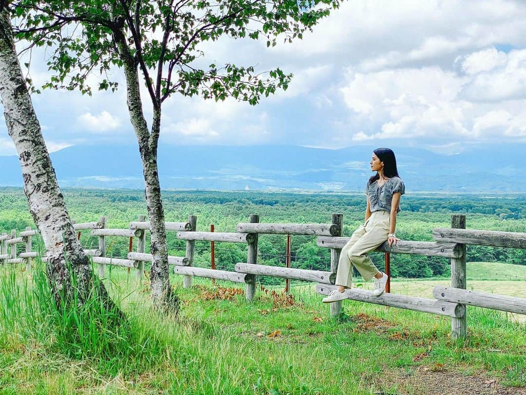 眞仲里奈さんのインスタグラム写真 - (眞仲里奈Instagram)「先日、初めて軽井沢へ🌿  浅間牧場の見晴らし最高でした。 牛がいるそうなんだけど、見れず残念🥲🐄  . . . . . #karuizawa#karuizawajapan#japanesescenery#japan#japon#travel#trip#travelgram#travelphotography#portrait#軽井沢#浅間牧場#浅間山#紅葉#白糸の滝#軽井沢観光#北軽井沢#国内旅行#ポートレート#ポートレート写真」7月16日 17時50分 - rina.manaka