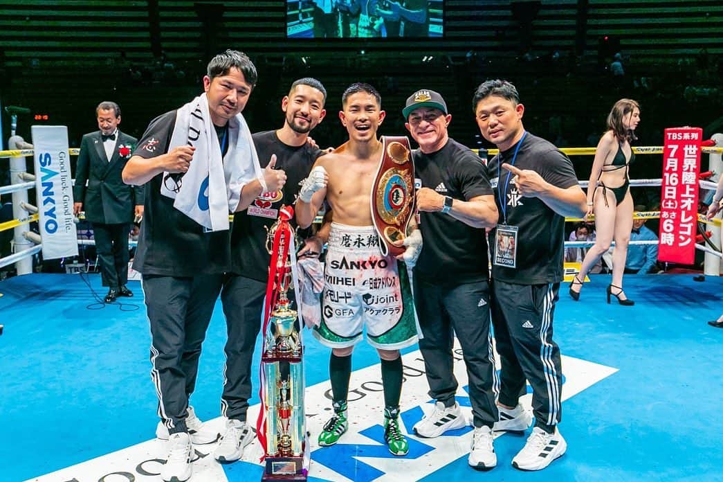 のインスタグラム：「- - "ONE FOR ALL  ALL FOR ONE" - TEAMで掴み取った勝利！ 日頃からのサポートに感謝。 - #井岡一翔  #boxing  #team  #teamwork  #victory  #v5  #shiseiboxinggym」