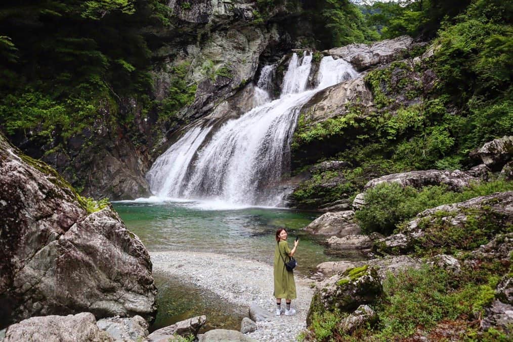 のインスタグラム：「#20220715  お仕事以外の時間でいろいろなところへ連れて行っていただきました！仕事で来ていることを忘れるほど、、😂  土佐町の方々みんな温かくて、町のみんな『ファミリー』というような雰囲気がとても心地よかったです。本当に緑と水が多い自然豊かな町🌳🌊  そして、あかうしはもちろん！なにもかもが美味しかったです🥹✨高知市にある土佐タタキ道場で藁焼きもできて最高でした🐟  ため息でるくらい心もお腹も満たされた3日間、、😮‍💨💓皆さん、本当にありがとうございました。  #高知県 #土佐町  #アメガエリの滝  #さめうら湖 #棚田  #早明浦ダム  #土佐タタキ道場  #かつおのたたき #あかうし」