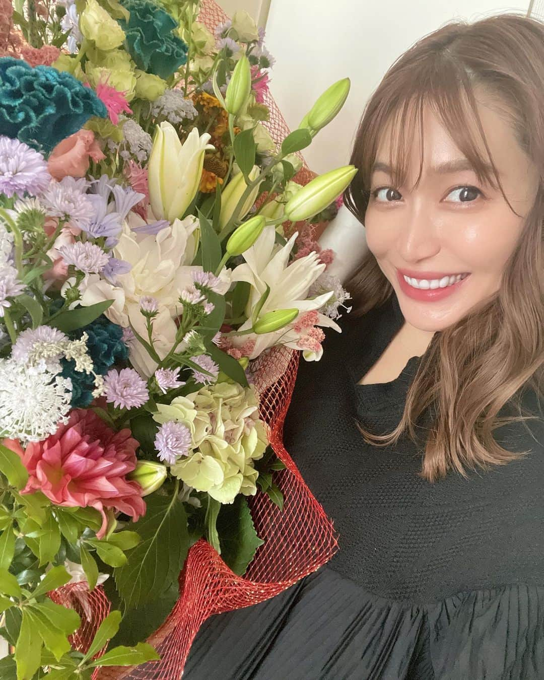 大島麻衣さんのインスタグラム写真 - (大島麻衣Instagram)「おーーっきい花束💐💜 花束って嬉しい🥺👏」7月16日 18時55分 - maioshima911