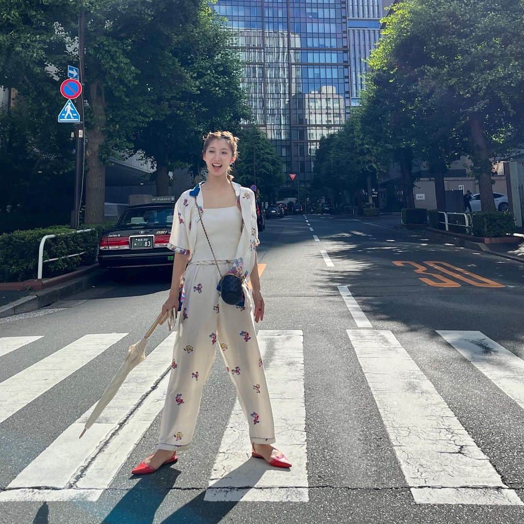 飯島望未のインスタグラム：「Is the sky not tired of raining all day everyday? 🌧😕 I need the sun for vitamin D!   太陽が恋しい。 太陽サンサンっ☀️だった時の服。 ミッキーもどきのパジャマ。」