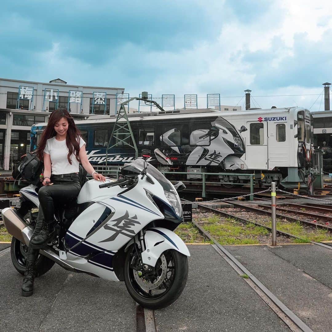 Rurikoのインスタグラム：「. . 私はこの為に京都にやって来た！✨ 7/16.17と京都鉄道博物館で 隼ラッピング列車と一緒に自分のバイクと 撮影できるイベントがありました🥹✨ . この日に合わせて関西方面へ プチ旅に出てました☺️ . . Youtube channel : ruriko_675 . #suzuki #hayabusa #hayabusa1300  #gsx1300r #gsx1300 #隼  #mototeka #girlsbiker  #2wheellovers #wheelietime  #bikersofinstagram  #instamotorcycle #motorcyclephotography  #supersportbikes  #bike_japan #motorcyclegirl #バイク女子  #バイクのある風景 #京都鉄道博物館」