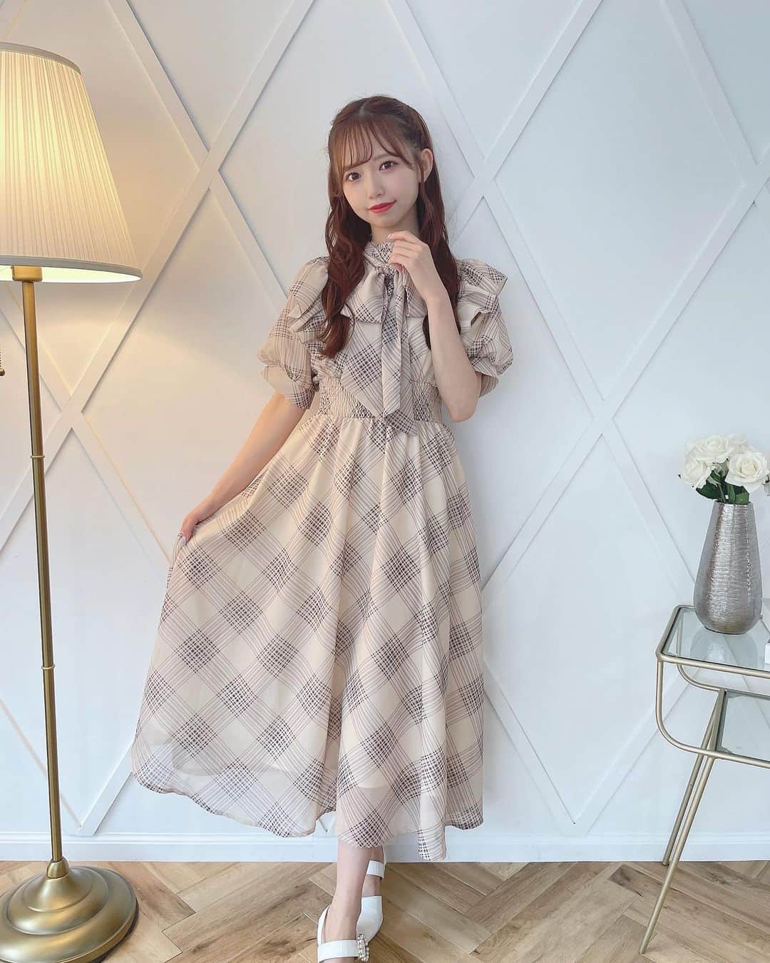 畑美紗起のインスタグラム：「♡お知らせ♡  evelynさんとコラボアイテムを作らせていただきました👗💓  わたしの夢のひとつ！叶えさせていただきしあわせです🕊  そして、こだわってこだわりまくった だいすきなワンピースに仕上がりました🫶🏻  チェック柄で3色 ベージュ、ホワイト、ブラックです！！！ きっと好きなカラーに出会えるはずです☺︎  今からカーディガンを羽織ったりタートルなどを中に入れたりしたら 秋先、冬まで着られると思います🍃  首元のリボンは取り外しが可能になっています。 前で結んだらかわいいですし、後ろでも結んだらお上品です♡ 大人っぽく着たい方は取り外して着用するのがおすすめです🕊  ウエストはゴムになっているのと、 後ろがレースアップになってるので 華奢な方にも着ていただけるようにしました🤍🫧  ウエストマーク、ハイウエストで足を長くみせられるのと、 肩のフリルとパフスリーブもこだわりポイントです✨  こんなにこだわって作らせていただいて 素敵なワンピースに仕上がって私自身満足です☺︎  1着でとってもかわいくなれるよ☺️ いろんな方に着ていただけますように💫」