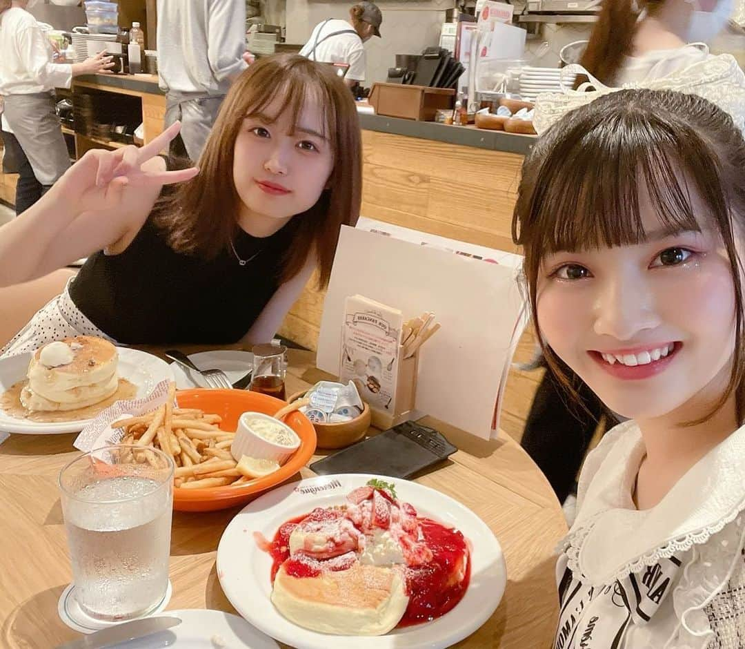 工藤咲姫さんのインスタグラム写真 - (工藤咲姫Instagram)「事務所の大好きな先輩🫶🏻🧡 ちなったんに誕生日🎂お祝いしてもらったよ👩‍❤️‍👩🧡💗 アイドルでも全力で変顔💪🏻 ̖́-するよ〜ꉂ🤭  大人かわいい👜💕素敵な🎁 嬉しすぎました🥹🫶🏻 👜宝物♡大切にしま〜す🫧🤍   #誕生日  #お祝い  #パンケーキ  #おしゃれカフェ  #誕プレ  #大人かわいい  #バッグ  #素敵なプレゼント  #ありがとうございます  #感謝  #プリクラ  #ちなったん  #夢アドシトロン  #jc3  #工藤咲姫 #毎日投稿  #5日目」7月16日 19時42分 - saki_kudo_0710