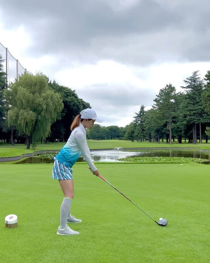 萩原菜乃花のインスタグラム：「久しぶりにスロー⛳️ 最近テイクバックで左膝が出すぎて ミスすることが多いから気をつけてるよー！ 左膝が出ないように意識すると体幹使えるようになる！！  #相模原ゴルフクラブ#スイング動画#ゴルフスイング#スローモーション#ラウンド#ゴルフ#ゴルフ女子#ゴルフ男子#ゴルフコーデ#ゴルフウェア#スポーツ#スポーツ女子#golf#golfgirl#instagolf#golffashion#golfswing#golfstagram#골프#高尔夫」