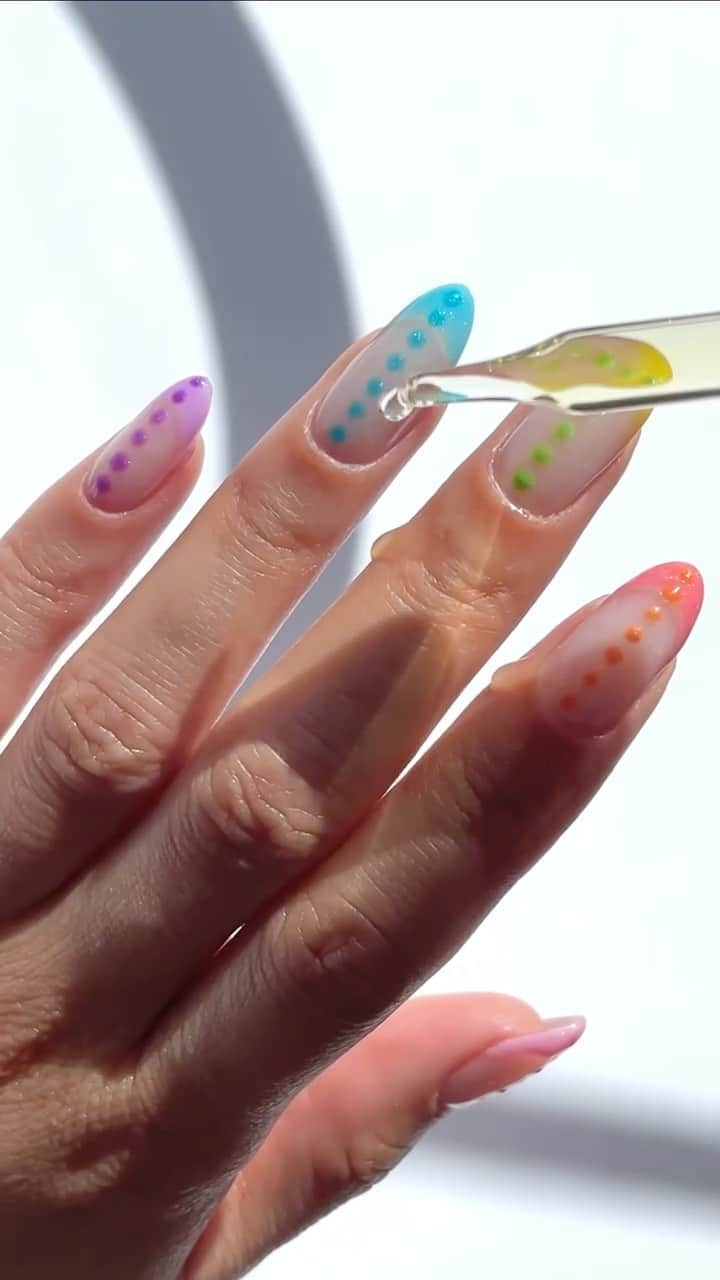 NailsVideosのインスタグラム：「Summer nails by @joydumpling 🌈☀️」