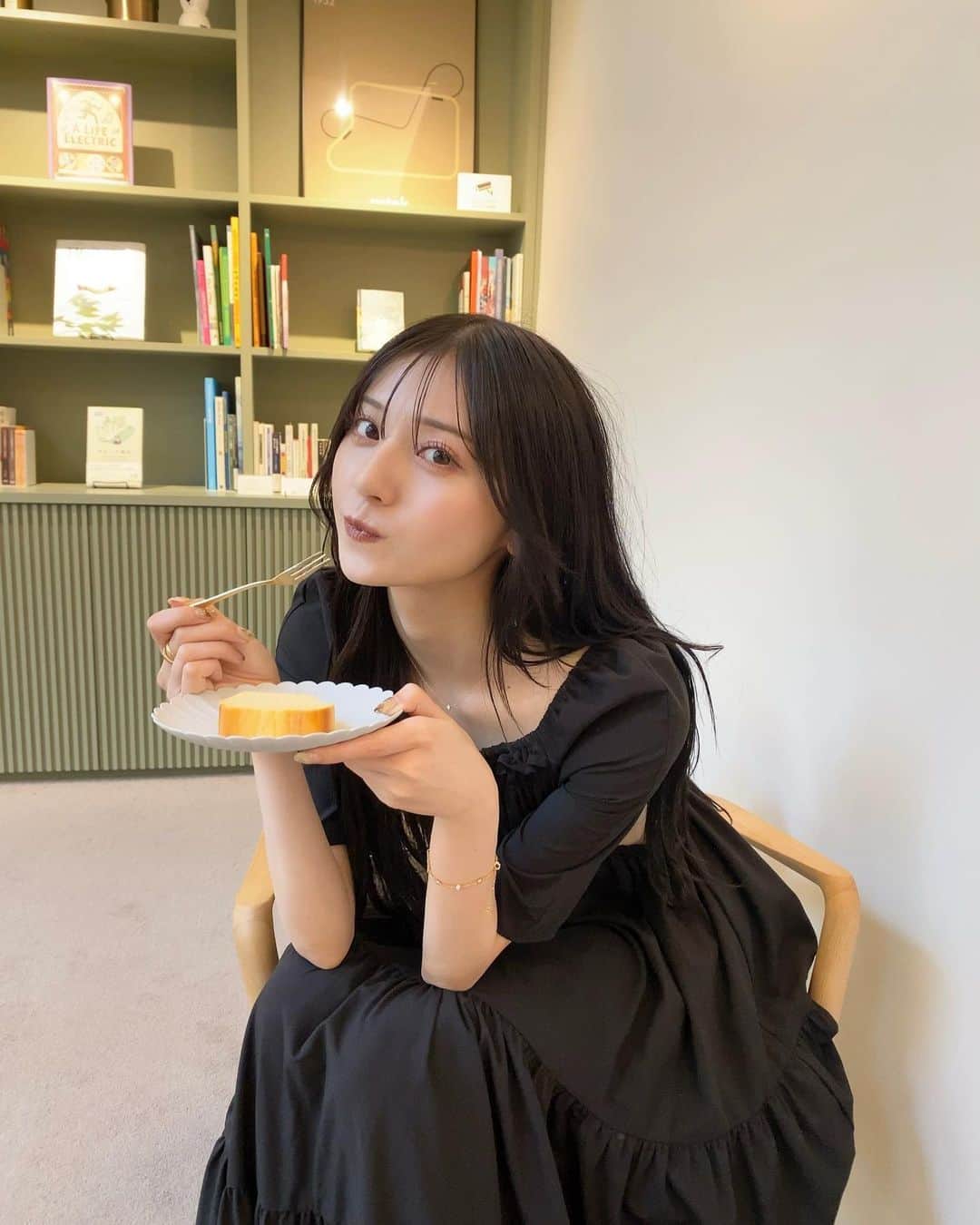 吉井美優のインスタグラム：「. かわいい雰囲気のカフェ 🤳🏻✨  トリートメント 生き返りました いつも有難う御座います 🧏🏻‍♀️ @lewinxiaochi」