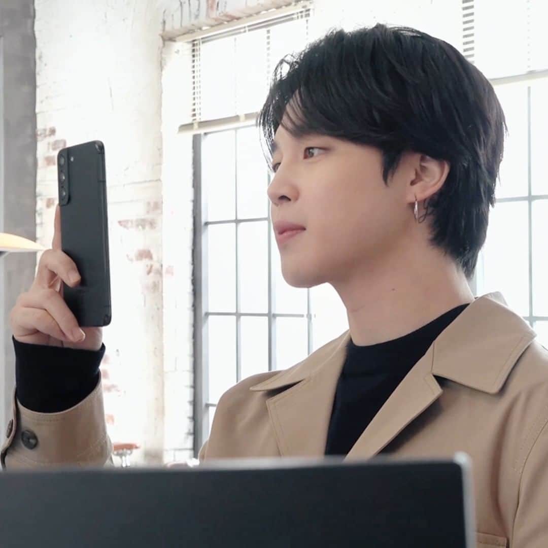 Samsung Mobileのインスタグラム：「#Jimin snapping some cute selfies with #GalaxyS22 at behind the scenes. @bts.bighitofficial #GalaxyxBTS」