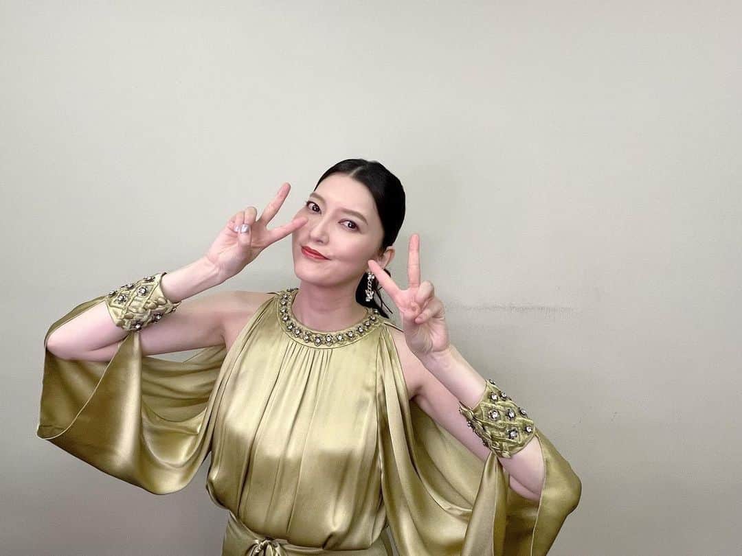 のインスタグラム：「島田歌穂さんのコンサート愛知公演にゲスト出演させていただきました✨ 歌穂さんのお歌に感動して コーラスの皆さんにパワーをもらい 島健さん率いるオーケストラの皆さんの素晴らしい演奏に震えました‼︎  私は思い入れのある楽曲を歌わせていただきました♪ お客様からあたたかい拍手をいただけて 幸せな気持ちです🫧🤍  美しいお衣装でした✨全貌はまた後日🐱  31日に大阪NHKホールでもう一度ご一緒させていただけるのが楽しみです🫶お時間ある方是非‼︎待ってるで‼︎ その前に、26日27日は朗読劇私の頭の中の消しゴムです☺︎‼︎ 薫役と向き合う時間はとても愛おしいです。  こちらも、よろしければ。  なんだかまた感染者が増えてきて落ち着かない日々ですが、わたしも感染対策がんばります。  #島田歌穂 さん #コンサート #愛知 #大阪もあるよ #その前に消しゴムあるよ #朝夏まなと」