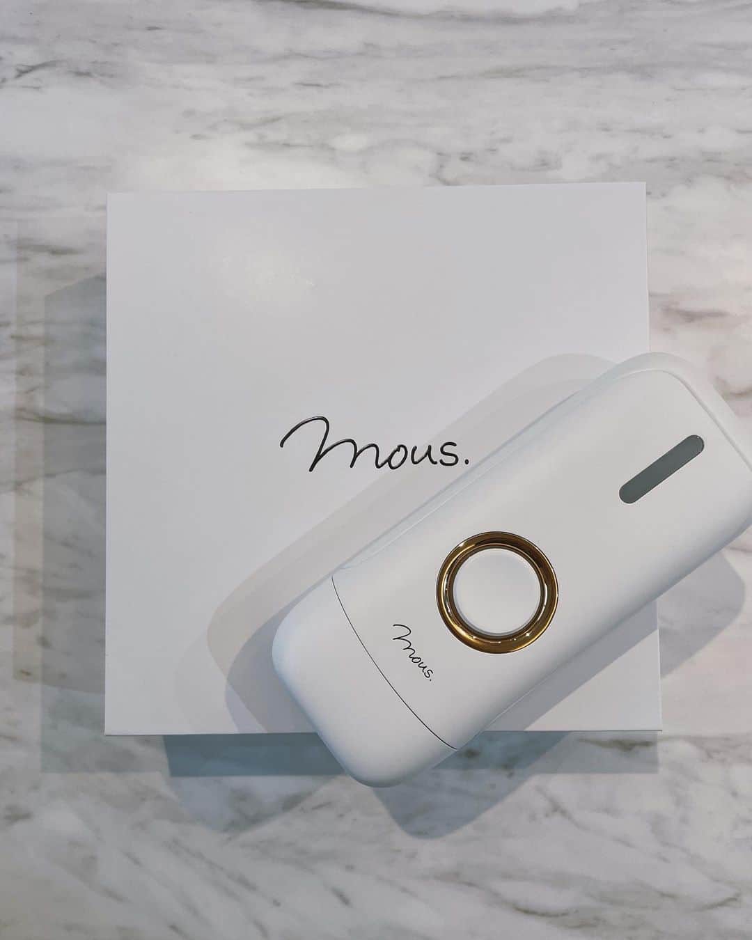 小屋春菜のインスタグラム：「mous. のホーム脱毛器🤍 カートリッジも大きさ選べて身体にも顔の細かい部分にも当て易いです。 子供が2人いると、何でもかんでも家で出来るものって良いなぁとつくづく思いますね🫡 こんなに軽くて軽量なのにパワーはほんっとパワフル👍👍🤍 バーニーズニューヨークで取り扱うmous.はさすが！美容家電は美顔器もこの脱毛器もお洒落でお気に入り。インテリアに馴染むのー！🧚🏽‍♂️  7/16〜7/20 まで50%オフのクーポンコード発行してもらいましたぜひ😊 ↓ 【hrh16】  #脱毛器　#脱毛　#IPL脱毛　#ホーム脱毛　#光脱毛　#美容家電　#ラボマー　#pr」