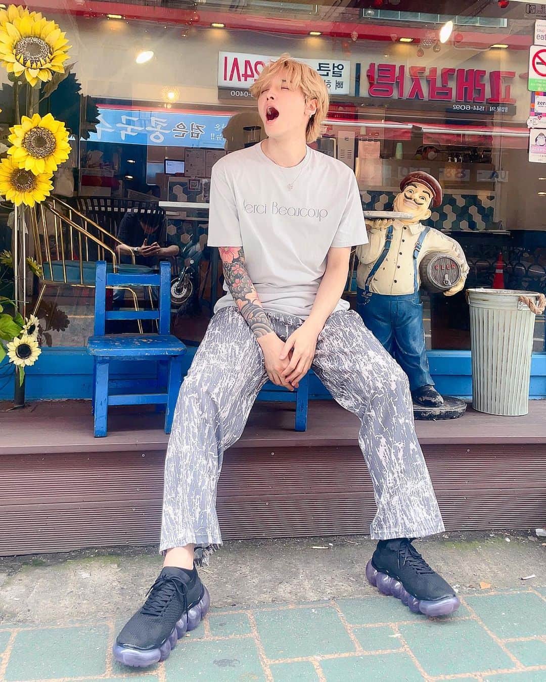 りーくんのインスタグラム：「寝起きでご近所散歩🚶‍♂️  このgroundsのスニーカー ソールのボリュームでぷかぷか浮いてる感じしてきもてぃの  grounds気になる人はSNKRDUNKで買えるよSNKRDUNKは国内でも最大の スニーカー＆ハイブランドアプリ  何でも合うし長距離歩く時も楽だしラフに身長も盛れる めっちゃ気に入ってます✌️  #pr　#snkrdunk　#スニダン #grounds #snkrs」