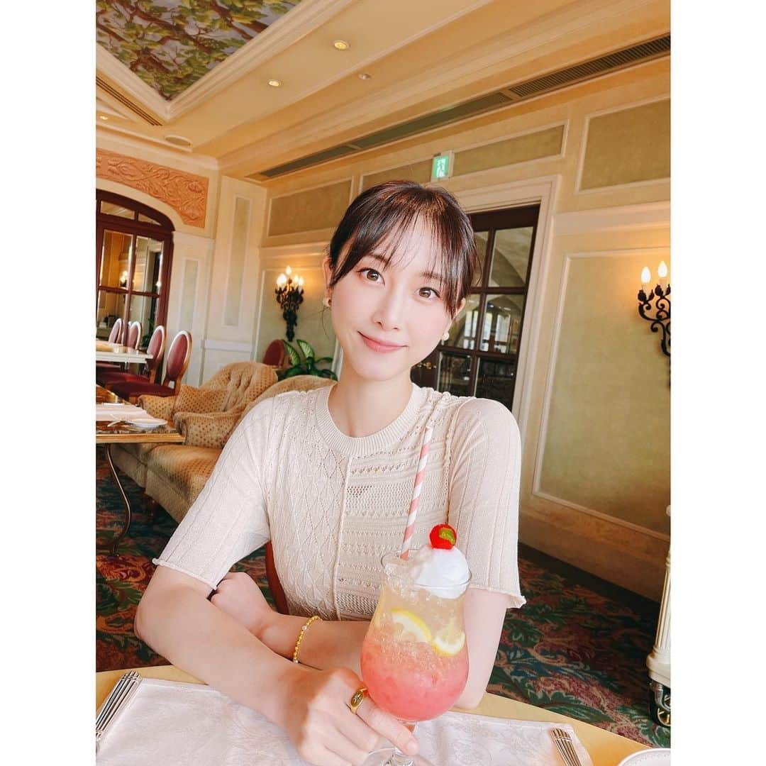 松井玲奈さんのインスタグラム写真 - (松井玲奈Instagram)「🧸🎀🍒  素晴らしい景色の中でかわいくて美味しいものを。 シェリーメイのドリンクは上にのってるレモンソルベがとっても美味しい。 シロップ漬けのチェリーも大好き。 味はパッションフルーツの味のするカルピスって感じで、さわやかな夏らしいドリンクでした✨  パークにも行きたいけど、それ以外にも食べたいもの多すぎ問題😇 秋も大忙し(食べるのと予約で) #ミラコスタ #ベッラヴィスタラウンジ」7月16日 21時36分 - renamatui27