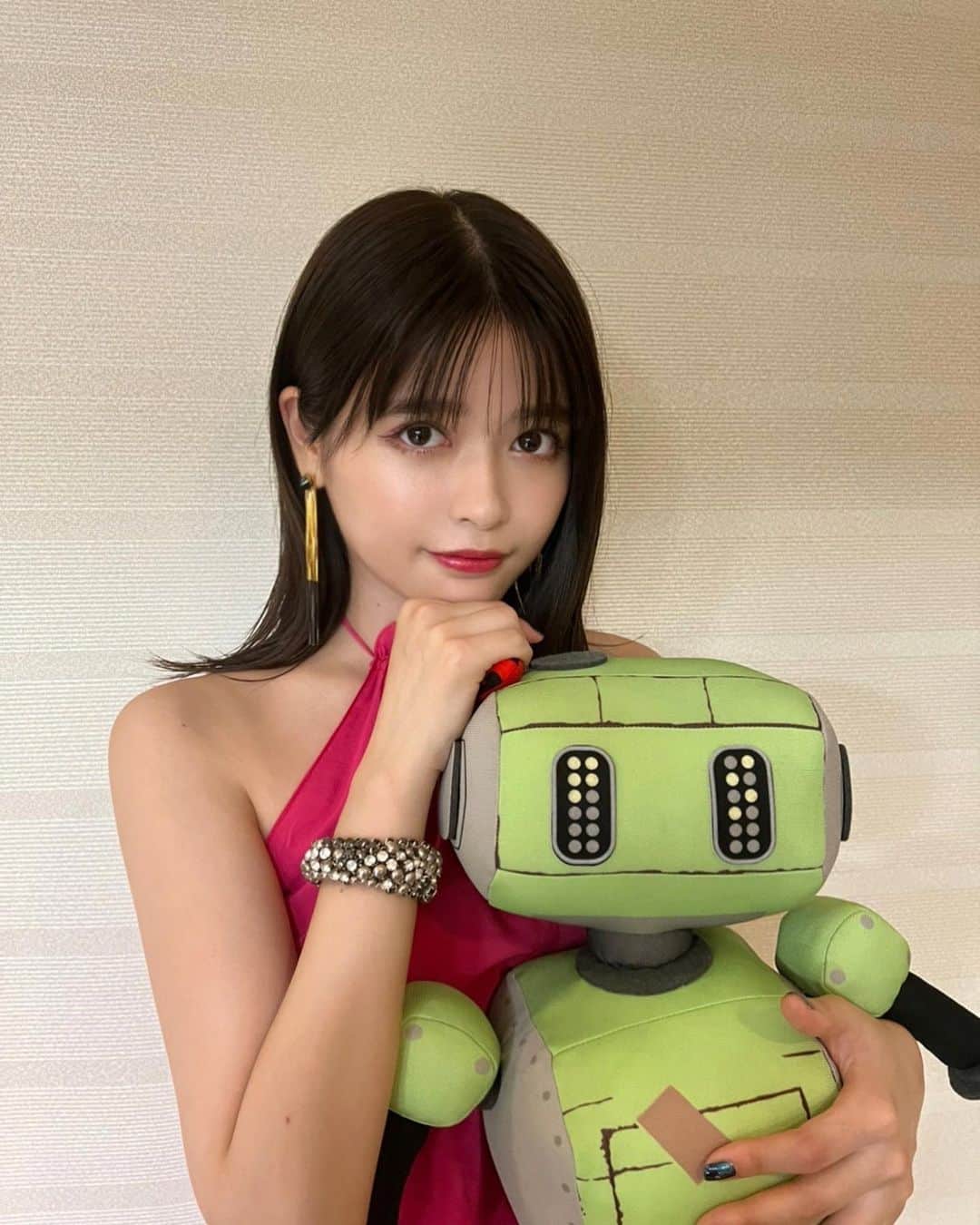 景井ひなのインスタグラム：「_ 『TANG タング 』ジャパンプレミアイベントに ご参加頂きありがとうございました🤖🤍 初の映画出演で舞台挨拶という事で緊張しましたが、 とても楽しい時間でした☺︎ . 観れなかった観たかった！という方はアーカイブ配信が ワーナー ブラザース公式YouTubeチャンネルで 公開されているので、是非ご覧下さい☺︎」
