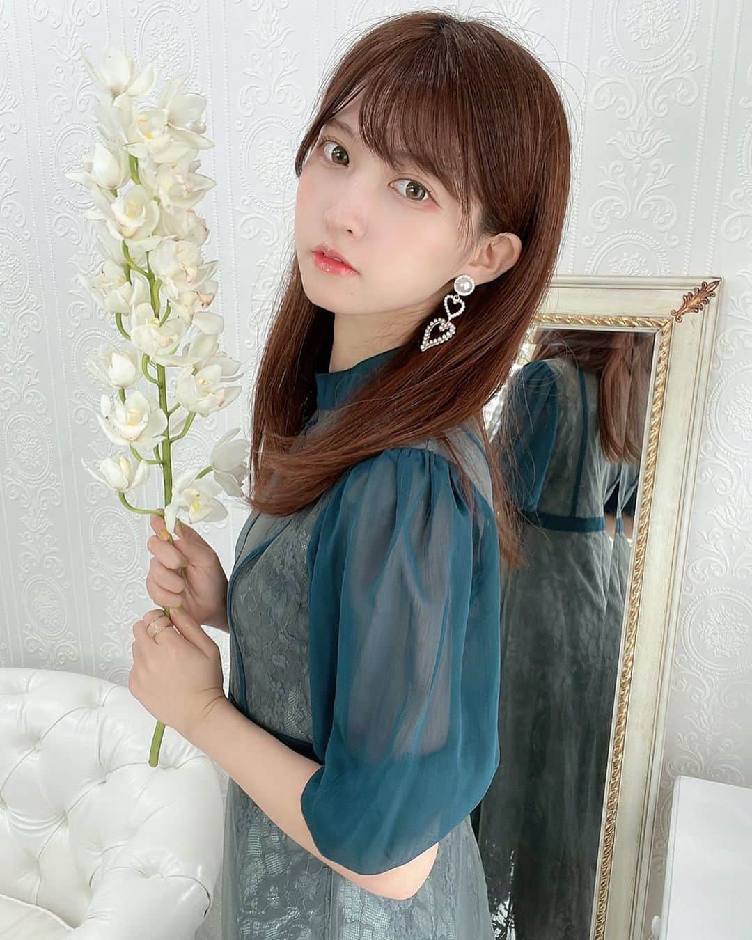 猫田あしゅのインスタグラム：「LEJA DRESS COLLECTION🌿 . ハイウエストチュールレース切り替えドレス . ウエストマークされてて脚の長さが盛れるのと袖がシースルーで抜け感がかわいい🪞 . @leja__official  . #ワンピースコーデ #ワンピース #ドレス #springfashion #夏コーデ #夏先取りコーデ コーデ#fashion #ヘアアレンジ #夏服 #毎日コーデ  #服 #アパレル#hairstyle #デート服  #selfie #hair #code  #ブラウス #ファッション #コーデ #シャツ #shortstyles  #ootd #ootdfashion  #shoes  #アクセサリー  #夏メイク  #コスメ  #dress #leja」