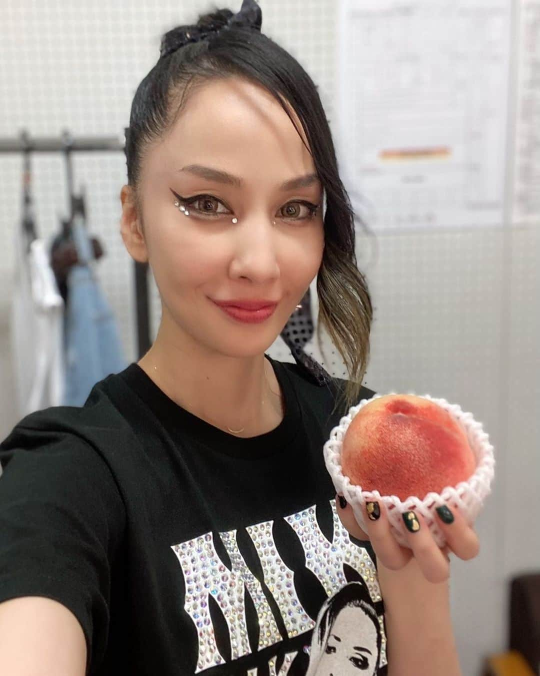 中島美嘉さんのインスタグラム写真 - (中島美嘉Instagram)「. 今日も温かいお客様 感謝いっぱい！  #mikanakashimaconcerttour  #2022 #I #大阪 #岸和田 #桃 いただきました！笑」7月16日 22時16分 - mikanakashima_official