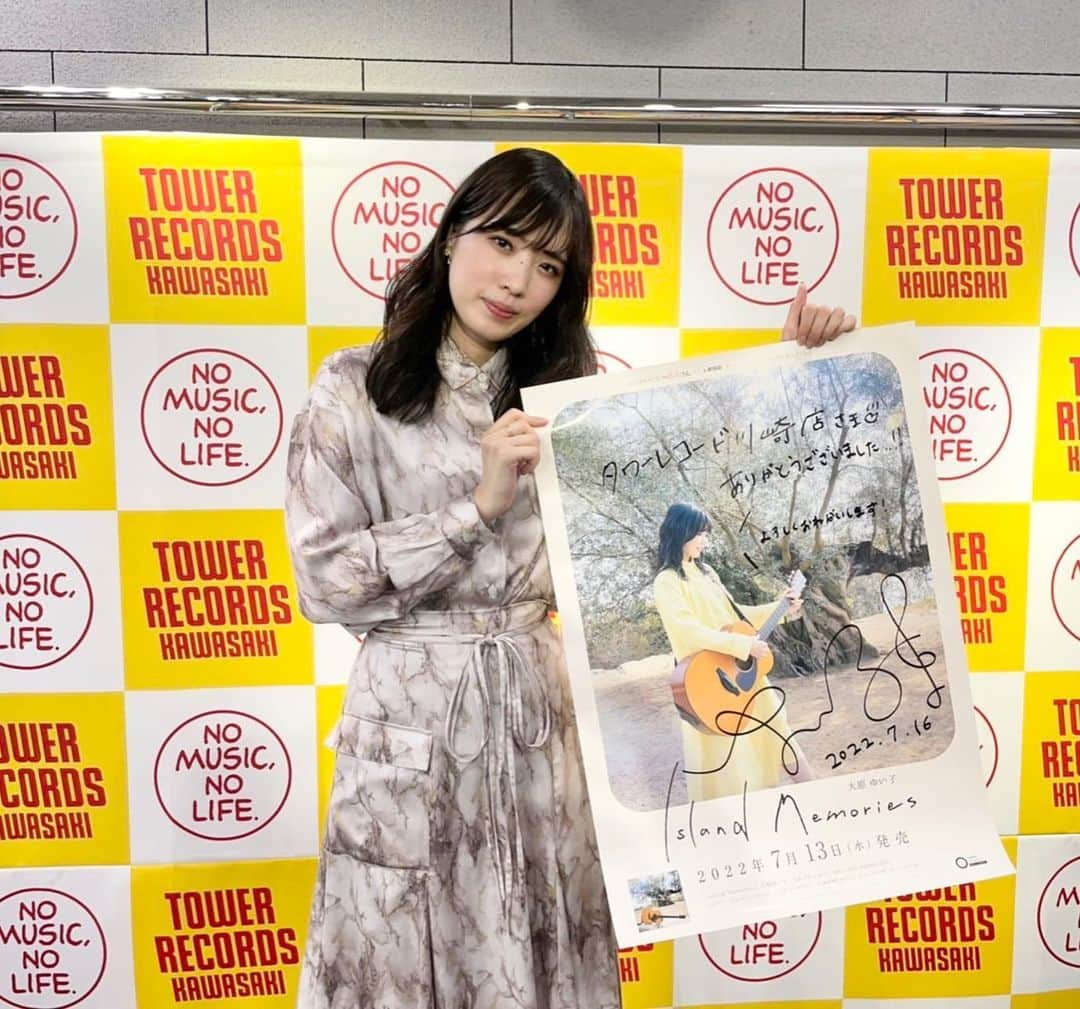 大原ゆい子さんのインスタグラム写真 - (大原ゆい子Instagram)「タワーレコード川崎店さんで 「Island Memories」リリースイベントでした！ お足元の悪い中ありがとうございました、、！ 「サンタになりたい」、、 夏のリリイベでクリスマスの曲を歌う日が来るとは思わなかったのですが、良い体験でした、、！ 引き続き映画もよろしくお願いします！  そして明日はお昼にタワーレコード津田沼店さんでリリースイベントです！ 久しぶりだなぁ、、高校時代、放課後に津田沼イオンのフードコート行ったりしていたので懐かしいです。  そんな私の思い出の地で、心よりお待ちしています！  今日はとても素敵な衣装をお借りしました！可愛い服だ、、！  #大原ゆい子 #島の思い出 #高木さんめ」7月16日 22時30分 - ohara_yuiko