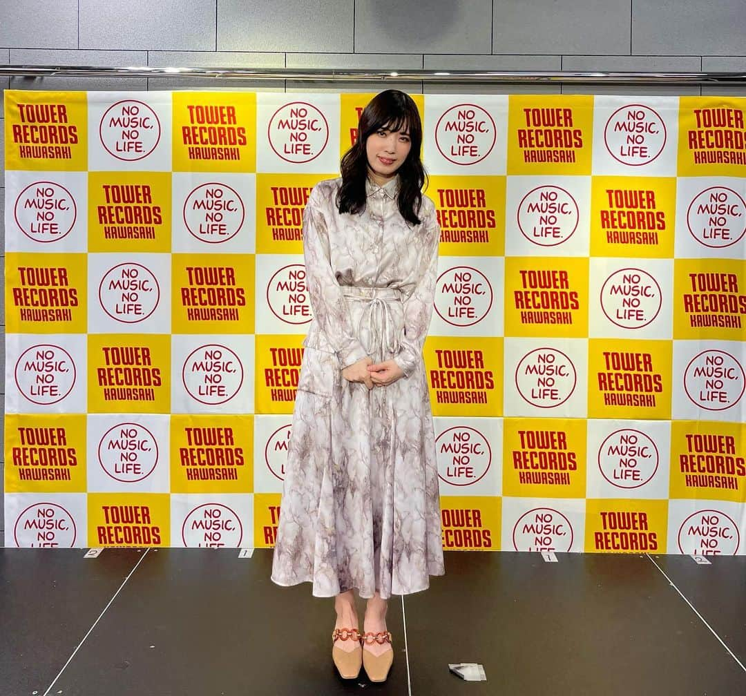 大原ゆい子さんのインスタグラム写真 - (大原ゆい子Instagram)「タワーレコード川崎店さんで 「Island Memories」リリースイベントでした！ お足元の悪い中ありがとうございました、、！ 「サンタになりたい」、、 夏のリリイベでクリスマスの曲を歌う日が来るとは思わなかったのですが、良い体験でした、、！ 引き続き映画もよろしくお願いします！  そして明日はお昼にタワーレコード津田沼店さんでリリースイベントです！ 久しぶりだなぁ、、高校時代、放課後に津田沼イオンのフードコート行ったりしていたので懐かしいです。  そんな私の思い出の地で、心よりお待ちしています！  今日はとても素敵な衣装をお借りしました！可愛い服だ、、！  #大原ゆい子 #島の思い出 #高木さんめ」7月16日 22時30分 - ohara_yuiko