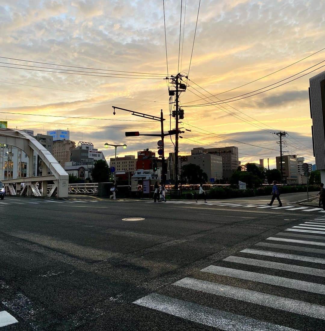 江口寿史のインスタグラム：「盛岡に来てから毎日降ったり止んだりのぐずついた天気。今日も一時期強く降ったりした一日だったけど、夕方にはきれいな夕焼けが見れた。明日は晴れたらいいな。」
