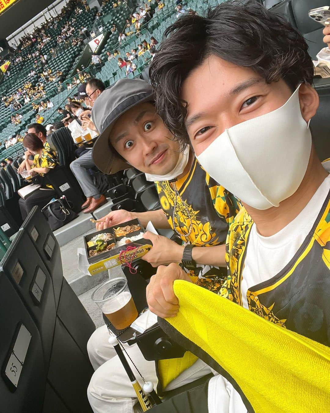 上田純樹のインスタグラム：「数年ぶりに甲子園いただきました。  神席で笠谷と観戦、勝利、ユニ貰いで最高でした。そしてオーロラビジョンで観るニッ社さんはひと味違いました！  #阪神タイガース #虎エール  #ウル虎の夏 #ポートワシントン笠谷 #ニッポンの社長 さん」