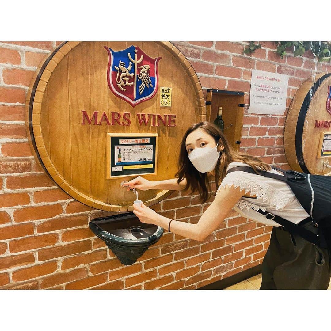 山谷花純のインスタグラム：「先日、数年ぶりに温泉旅行へ。 旅館よりも先にワイン工場へ向かう私。赤と白とジュース買ったよ 旅館へ向かう道中と帰宅時 腕が千切れるかと思いました…笑  #石和温泉 #山梨県 #温泉旅行 #marswine #ワイン工場」