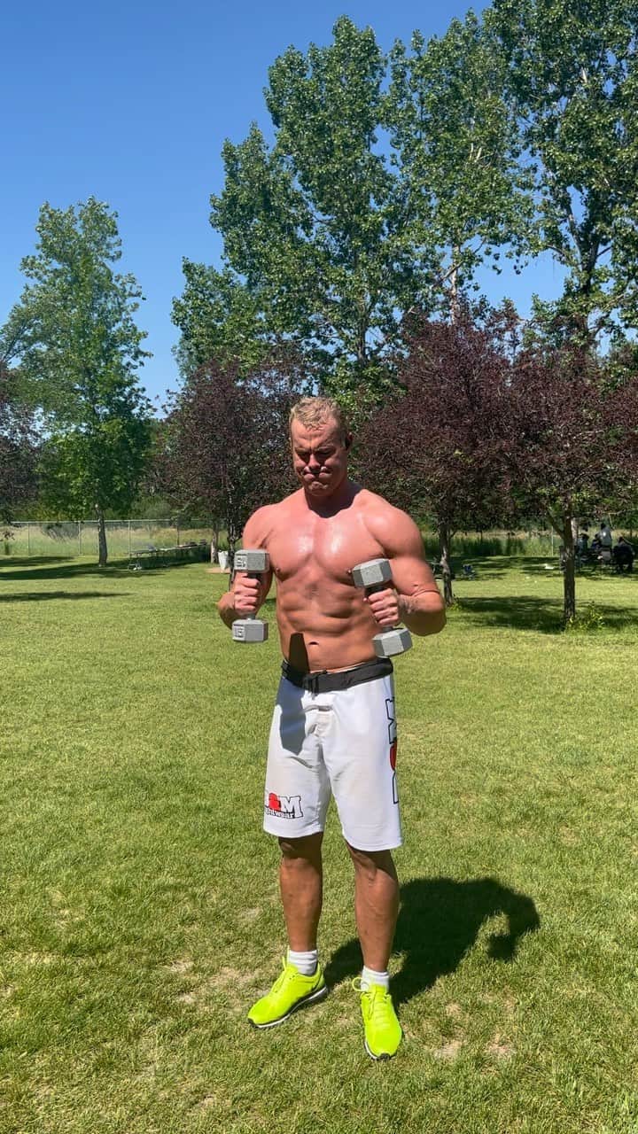 デイビーボーイ・スミス・ジュニアのインスタグラム：「At first to a profile! 👽👽👉👈🤼‍♂️ 🏋️‍♂️🔥💪💪🌲🏔」