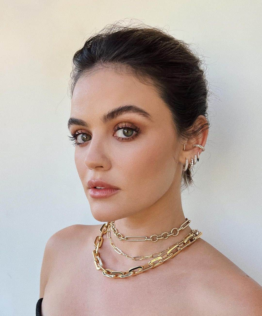 Kristin Essさんのインスタグラム写真 - (Kristin EssInstagram)「Another dreamy day, another dreamy updo @lucyhale 🖤 makeup by @kdeenihan obviously. no better days than the ones spent “working” w my girls.」7月17日 1時54分 - kristin_ess