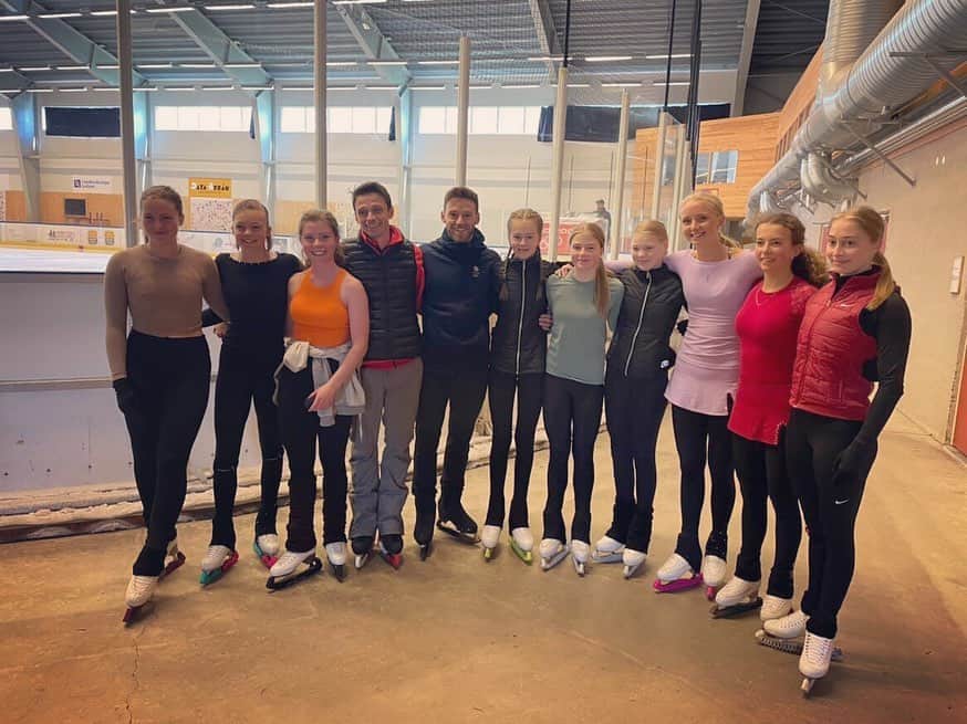 Phil Harrisのインスタグラム：「It’s been a great few weeks at the @skate.island camp! Thank you to @justus_strid for inviting me and trusting me to be part of your team for these past two weeks! 🇸🇪🇬🇧  All the skaters have worked incredibly hard and it’s been a pleasure working with you all! 💪🏼👏🏼⛸ Good luck to everyone going into the new season ✨」