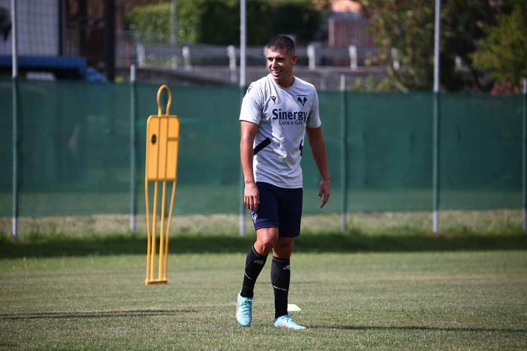 ミゲル・ヴェローゾのインスタグラム：「Ritmo e intensità! 💛💙 #training #preseason @hellasveronafc」