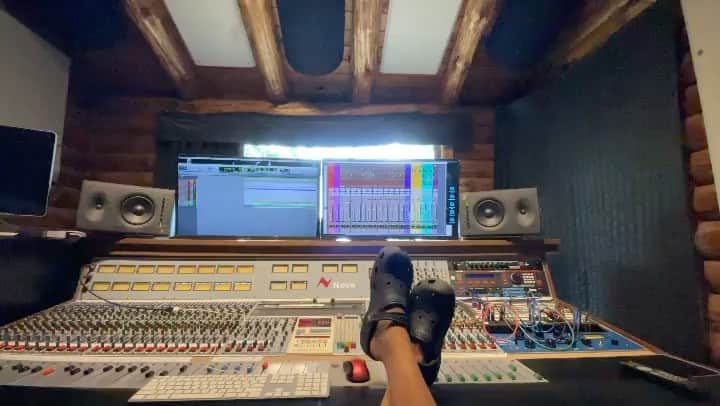 ポール・アデルスタインのインスタグラム：「New @pauladelstein music in the works. That melody is ❤️❤️  @real_eric_m_lichter_music on the case @dirt_floor_record_production」