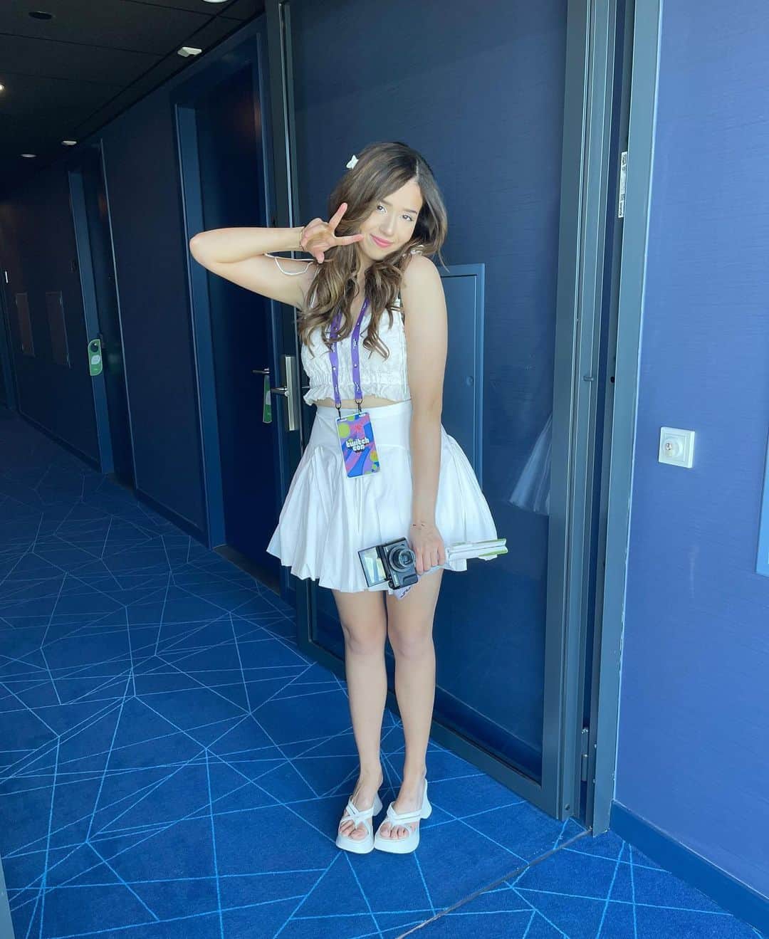 Pokimaneのインスタグラム：「twitchcon ☺️🎉  it’s been so heartwarming to see so many friends & fans again! finally putting faces to usernames, and having people be excited to meet me really reminds me of what makes streaming/content creation so special 🥹 thank you to everyone that came out to my meet & greet, and to all of you, reading this right now, for your support ❤️」