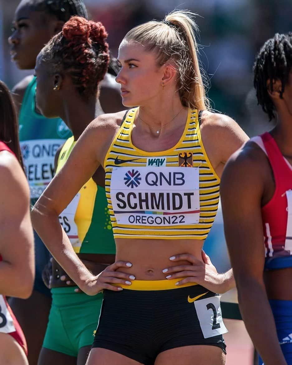 アリカ・シュミットさんのインスタグラム写真 - (アリカ・シュミットInstagram)「Not the result we wanted in yesterday‘s 4x4 mixed relay and we know that we are capable of a lot more. But heads up and on to the next one! 4x400m relay on Saturday next week 🙏🏼 nevertheless I‘m thankful to be here on my first world championships and gain a lot of experience ✨ 📸 @beautifulsports  #trackandfield #relay #team #running #sprint #teamgermany」7月17日 6時00分 - alicasmd