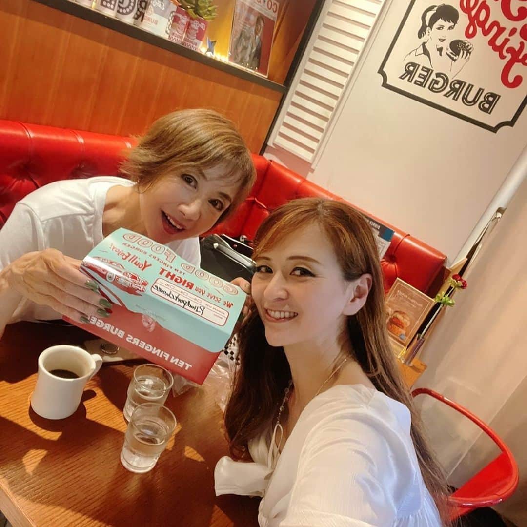 奈美悦子のインスタグラム：「三軒茶屋「TEN FINGERS BURGER」 ハンバーガー🍔はもちろん美味しいけど プリンが凄く美味しくて大好き❤ #ハンバーガー #はんばーがー ＃美味しい#プリン#プリン大好き #三軒茶屋 #三軒茶屋グルメ #テンフィンガーズバーガー #大好き ＃お気に入り」