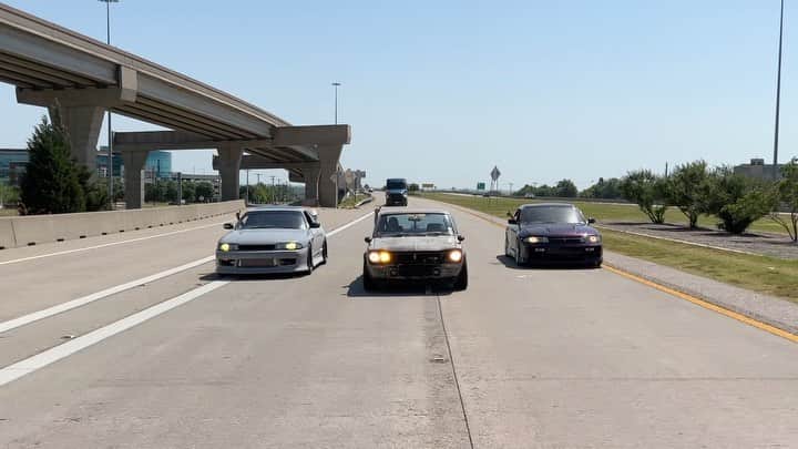 スティーブのインスタグラム：「Texas Highway takeover by 3 Nissan Skylines! Hakosuka and 2 R33s!! New awesome video just live on my YouTube channel. Link in profile. Please subscribe!! 日産スカイライン3台でテキサスを走らせてみた‼️新作動画がチャンネルに公開されています。最高に良い動画なのでチェックしてね　よろしく　サムズアップ　great camera work by @thomasdibartolo」