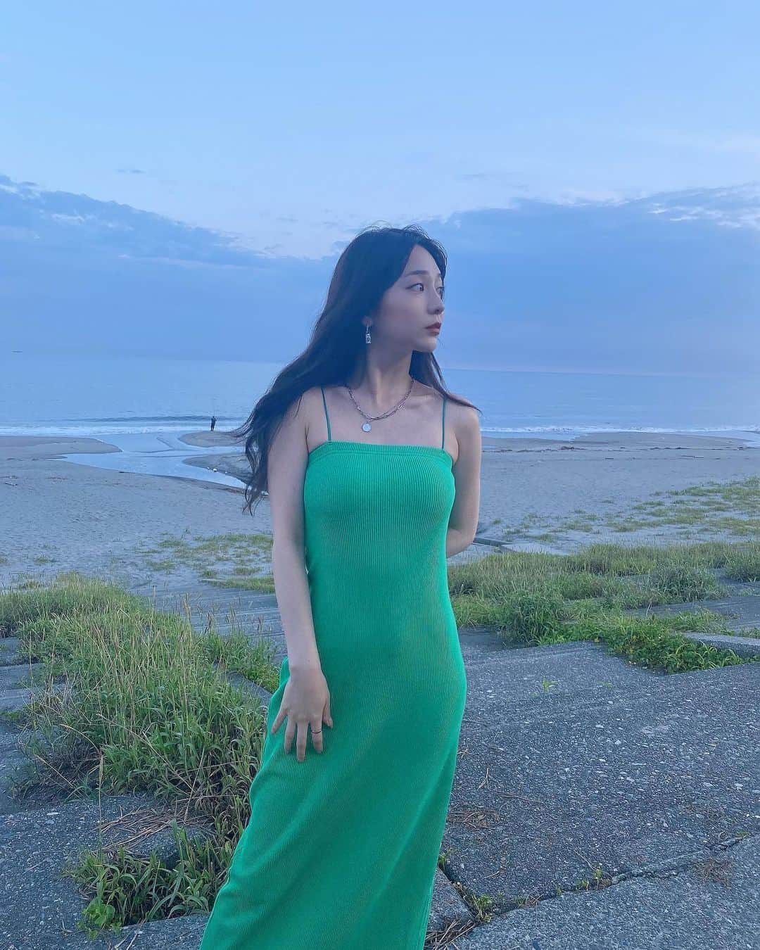堀尾実咲のインスタグラム：「@amail_official のワンピ着たよ💚  ビビットなグリーン可愛すぎる🥹  このワンピカップ付きだから1枚でサラッと着れてめちゃくちゃ楽ちんだよ😍  わたしはスニーカー合わせてゆるっと着てみた👶  #amail」