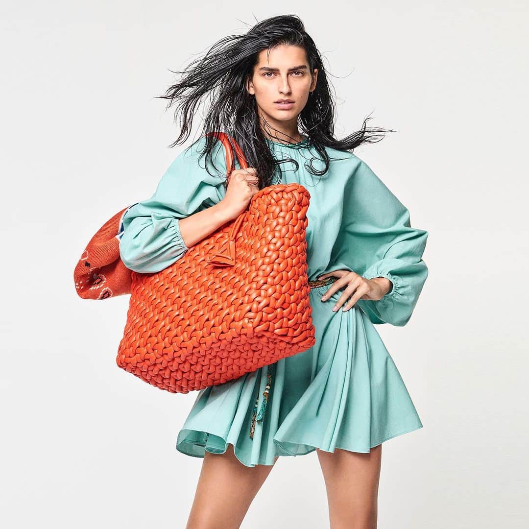カルロッタ・オッディのインスタグラム：「🧡 @alanui #SS23 The Icon Bag ✨」