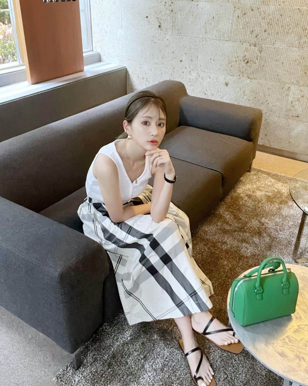 *✭ᏋണᎥ✭*のインスタグラム：「昨日はLIVEで久々に喋りすぎた😂 けど楽しかったーまた一緒に飲みましょう😋 ㅤㅤㅤㅤㅤㅤㅤㅤㅤㅤㅤㅤㅤㅤㅤㅤ チェックの柄に惚れたスカート♡ ㅤㅤㅤㅤㅤㅤㅤㅤ ウエストがゴムってところがとてもすき。 ずり落ちる事もないし、お腹いっぱい食べても伸びるし← ㅤㅤㅤㅤㅤㅤㅤㅤ skirt @la_boutique_bonbon_official tops　@gu_global  bag　@uniqlo_jp だよー♡ ㅤㅤㅤㅤㅤㅤㅤㅤ  #laboutiquebonbon #ラブティックボンボン #大人シンプル#オトナカジュアル#大人コーデ#着回しコーデ#高身長コーデ #166cmコーデ #骨格ウェーブ#166cm#partegram#locari #韓国ファッション#スカートコーデ#プチプラコーデ#UNIQLO#gu_for_all」