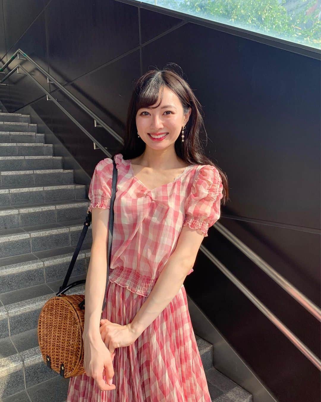 のインスタグラム：「最近痩せたとすごく言われる…体重計乗ってないけど、痩せたんかしら…わかんね。  このピンクの洋服、大学生から着てる😂 カメラマンさんから貰って、可愛いすぎて、ずっと気に入って着てる 母から貰ったカゴバッグヘビロテ中」