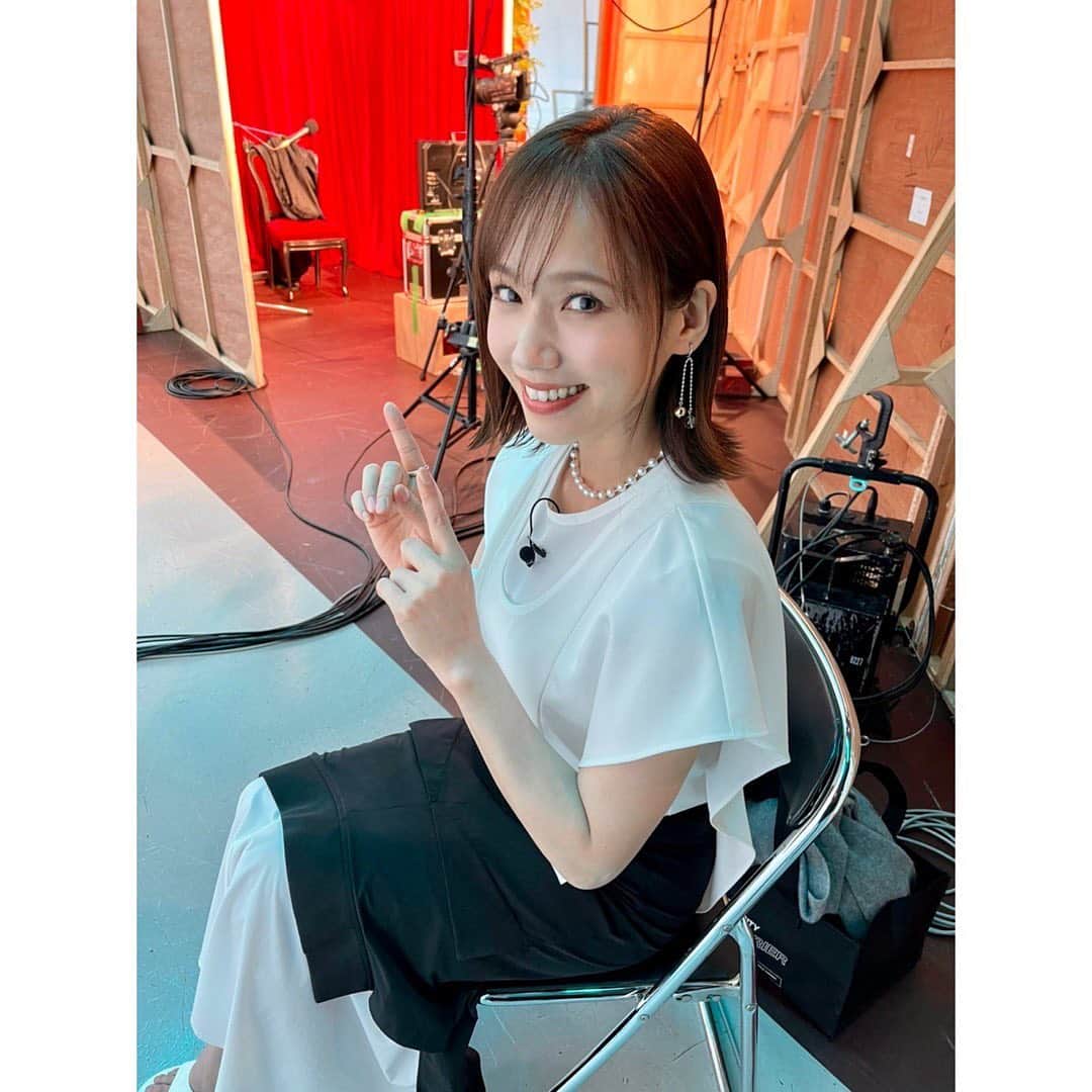 ソニンのインスタグラム：「. シークレットだったので事後報告🙇🏻‍♀️  #ニノさん ありがとうございました！  👗 トップス、スカート　@un3d_official ネックレス　@__ripsalis__  イヤリング、リング　@happycakejewels シューズ　@charleskeith_jp  今日はこの後同じく日テレさんで、よる9時から、#行列のできる相談所　でMC #井上芳雄　くんのもと、ミュージカルSP！！ぜひ📺」