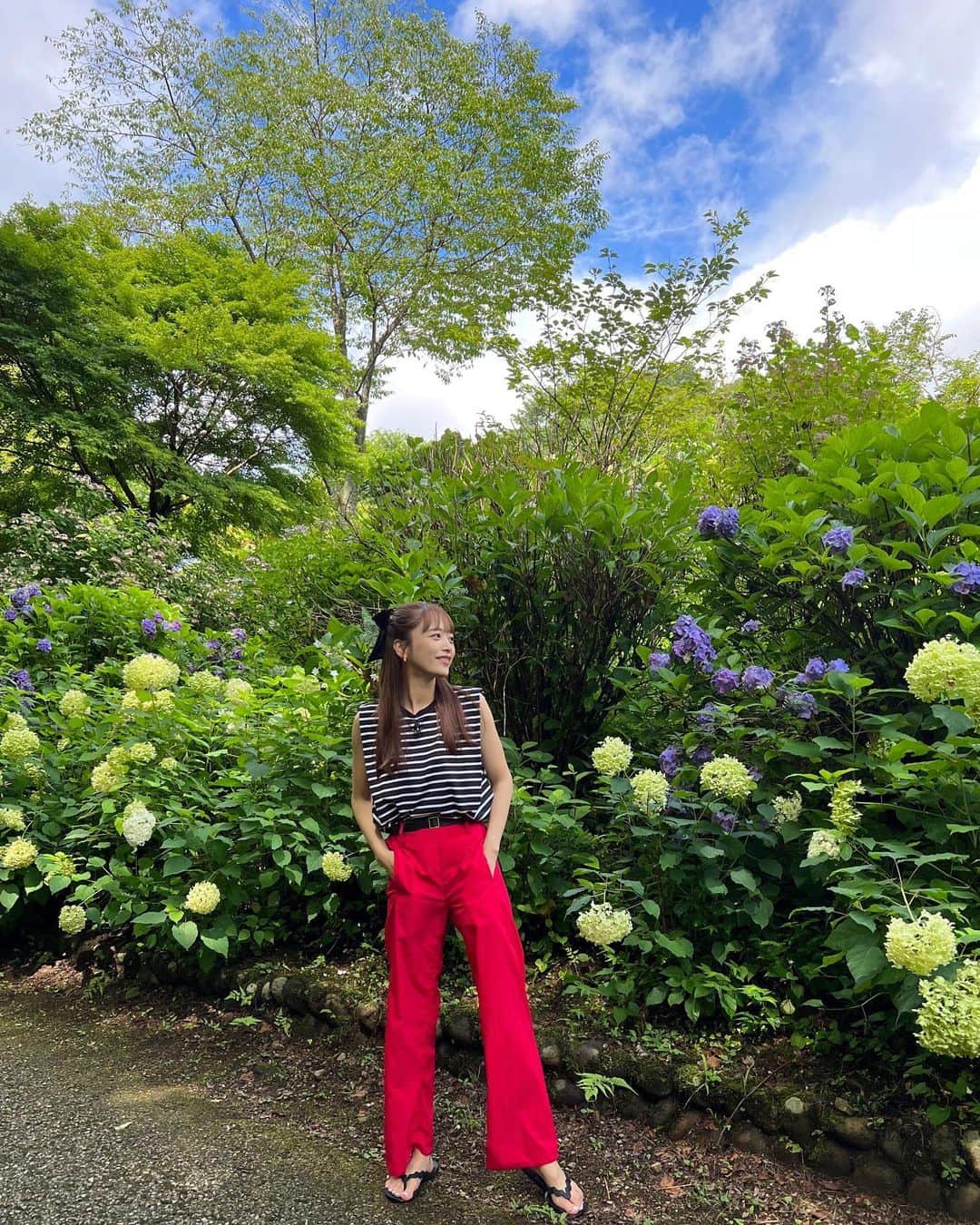 近藤千尋のインスタグラム：「今日は大自然の中ロケ🌳✨ マイナスイオン気持ちいい〜💕☺️ お仕事を忘れてはしゃいだよ☺️  ビーサンは @ipanema.japan   今から子供たちの元へ ダッシュで帰ります💨  皆様も素敵な休日を。。😍」