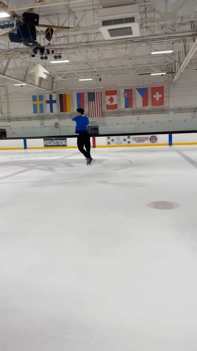 ダニエル・サモーヒンのインスタグラム：「I think I’ll skate in hockey skates from now on, thank @diego_mherz for letting me use your skates again!」