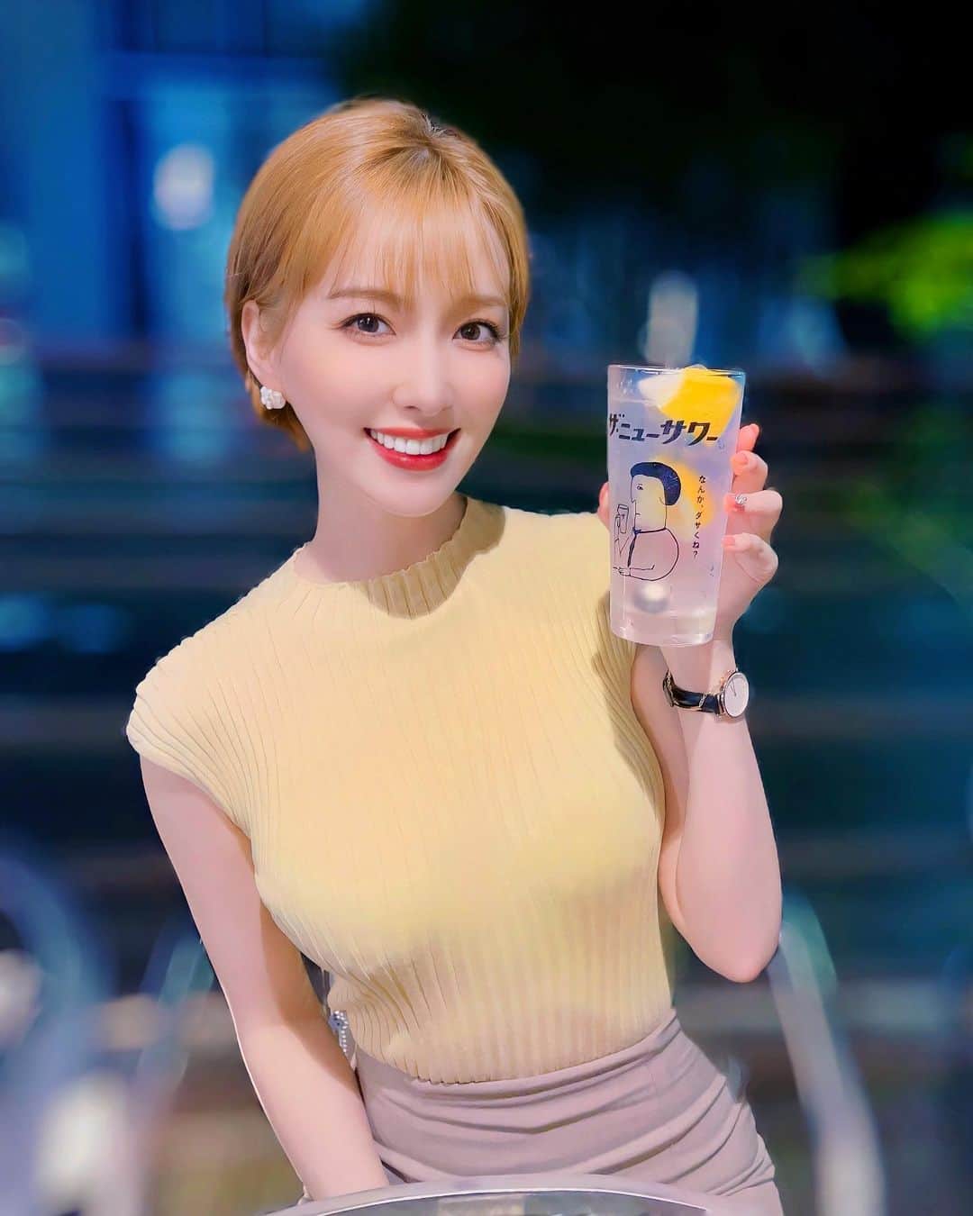 瀬戸早妃のインスタグラム：「ずっと気になっていた、レトロな雰囲気が可愛い喫茶酒場【キッサカバ】に行ってきました〜🍋🍺  昼はPRONTO、夜は酒場になるのね👀 テラス席たまたま誰もいなくて、貸し切り気分でラッキー🍀✌🏻 ̖́-  レモンサワー🍋のグラスのイラストの #なんかダサくね？ が まさにダサかわでした🥹笑  チューリップ🌷っていうお名前の唐揚げと、紅生姜タルタルが乗っかった鯖フライがとっても美味しかったです🍗✨  懐かしのメロンソーダ🍈 も、美味しそうだったので今度飲んでみよう〜🍸  #PRONTO #キッサカバ #喫茶酒場 #レモンサワー #喫茶店 #🍋」