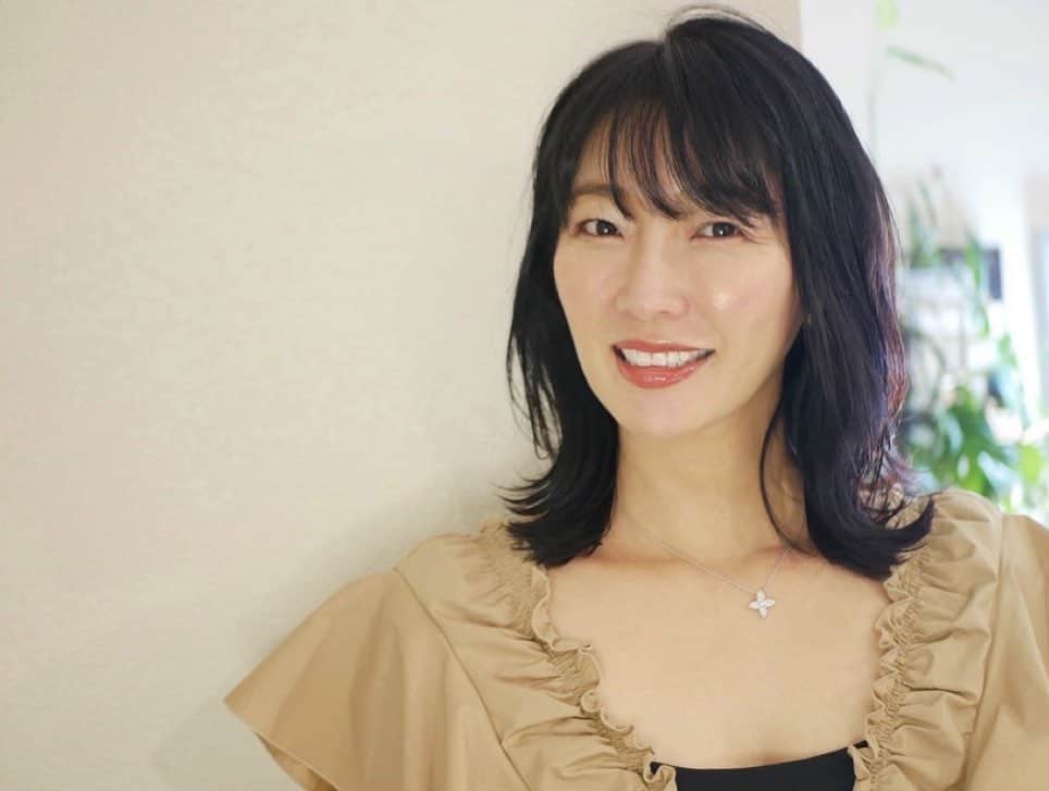 経沢香保子さんのインスタグラム写真 - (経沢香保子Instagram)「【年を重ねても美しい女性の３つの条件】  私が出産後、出会った、ある年上のアラフォーの女性にびっくりしたことがある。  何よりその方の若々しさ！  その方もお子さんがいるんだけど、綺麗というか、可愛いというか 女の子らしいオーラが凄くて  どうやったらいつまでも女性らしく 美しくいられるんですか？  と質問したところ  そんなの簡単なんだよ いつまでも美人でいるのはたった３つを守るだけ  ①髪のツヤ ②肌のツヤ ③だらしなくない体型  と言われました。  確かに！おっしゃる通り！と衝撃を受け、 それなりに気をつけていますが  一番てっとりばやいのは美容室にいくことだなと思います。  やはりプロの手にかかると その場できれいになれて、 気分まで上がって嬉しいですよね。  その日ぐーーんと可愛くしてもらえて 美容モチベが上がりますが、  さらに、私にとって 長い付き合いの 美容師の夏海さんに会えると @hairmake__kaunaloa  トーク炸裂して、 心までウキウキしてしまうのです。  しかも、いつも女子アナさんのヘアメイクをされているので 最新のメイクとか美容情報とか詳しくて勉強にもなる。  恵比寿にある個室的美容室なので、 他のお客様にも滅多に会わない上に リーズナブルというのも とても嬉しいです。  取材を受ける時のヘアメイク プロフィール写真のヘアメイク  出張などもやってくださるので 全部お任せしています。  先日はポイントメイクも教えてもらって 実物より可愛く写真も撮ってもらえて とても嬉しかったです  やっぱり女性にとって美容って テンションあがるなぁと 嬉しくなった日でした。  夏海さんいつもありがとうございます。　夏海さんのインスタには女子アナの皆さんのヘアメイクだけでなく 話題のあのお方まで登場していて、さすがすぎてびっくりしました😆😆 @hairmake__kaunaloa   #美容室 #大人ヘア #大人ヘアスタイル #女子アナ #女子アナメイク #女子アナヘア #恵比寿 #カリスマ美容師 #成田悠輔 #アラフォーママ #アラフォーヘア #アラフォーメイク #アラフォー女子 #アラフィフ #アラフィフ女子 #アラフィフ美容 #アラフィフママ #アラフィフファッション #女性起業家 #経営者 #イメチェン」7月17日 12時20分 - kahokotsunezawa