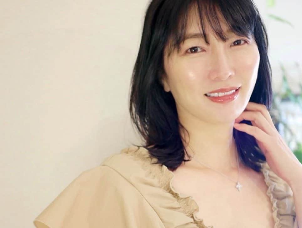 経沢香保子さんのインスタグラム写真 - (経沢香保子Instagram)「【年を重ねても美しい女性の３つの条件】  私が出産後、出会った、ある年上のアラフォーの女性にびっくりしたことがある。  何よりその方の若々しさ！  その方もお子さんがいるんだけど、綺麗というか、可愛いというか 女の子らしいオーラが凄くて  どうやったらいつまでも女性らしく 美しくいられるんですか？  と質問したところ  そんなの簡単なんだよ いつまでも美人でいるのはたった３つを守るだけ  ①髪のツヤ ②肌のツヤ ③だらしなくない体型  と言われました。  確かに！おっしゃる通り！と衝撃を受け、 それなりに気をつけていますが  一番てっとりばやいのは美容室にいくことだなと思います。  やはりプロの手にかかると その場できれいになれて、 気分まで上がって嬉しいですよね。  その日ぐーーんと可愛くしてもらえて 美容モチベが上がりますが、  さらに、私にとって 長い付き合いの 美容師の夏海さんに会えると @hairmake__kaunaloa  トーク炸裂して、 心までウキウキしてしまうのです。  しかも、いつも女子アナさんのヘアメイクをされているので 最新のメイクとか美容情報とか詳しくて勉強にもなる。  恵比寿にある個室的美容室なので、 他のお客様にも滅多に会わない上に リーズナブルというのも とても嬉しいです。  取材を受ける時のヘアメイク プロフィール写真のヘアメイク  出張などもやってくださるので 全部お任せしています。  先日はポイントメイクも教えてもらって 実物より可愛く写真も撮ってもらえて とても嬉しかったです  やっぱり女性にとって美容って テンションあがるなぁと 嬉しくなった日でした。  夏海さんいつもありがとうございます。　夏海さんのインスタには女子アナの皆さんのヘアメイクだけでなく 話題のあのお方まで登場していて、さすがすぎてびっくりしました😆😆 @hairmake__kaunaloa   #美容室 #大人ヘア #大人ヘアスタイル #女子アナ #女子アナメイク #女子アナヘア #恵比寿 #カリスマ美容師 #成田悠輔 #アラフォーママ #アラフォーヘア #アラフォーメイク #アラフォー女子 #アラフィフ #アラフィフ女子 #アラフィフ美容 #アラフィフママ #アラフィフファッション #女性起業家 #経営者 #イメチェン」7月17日 12時20分 - kahokotsunezawa