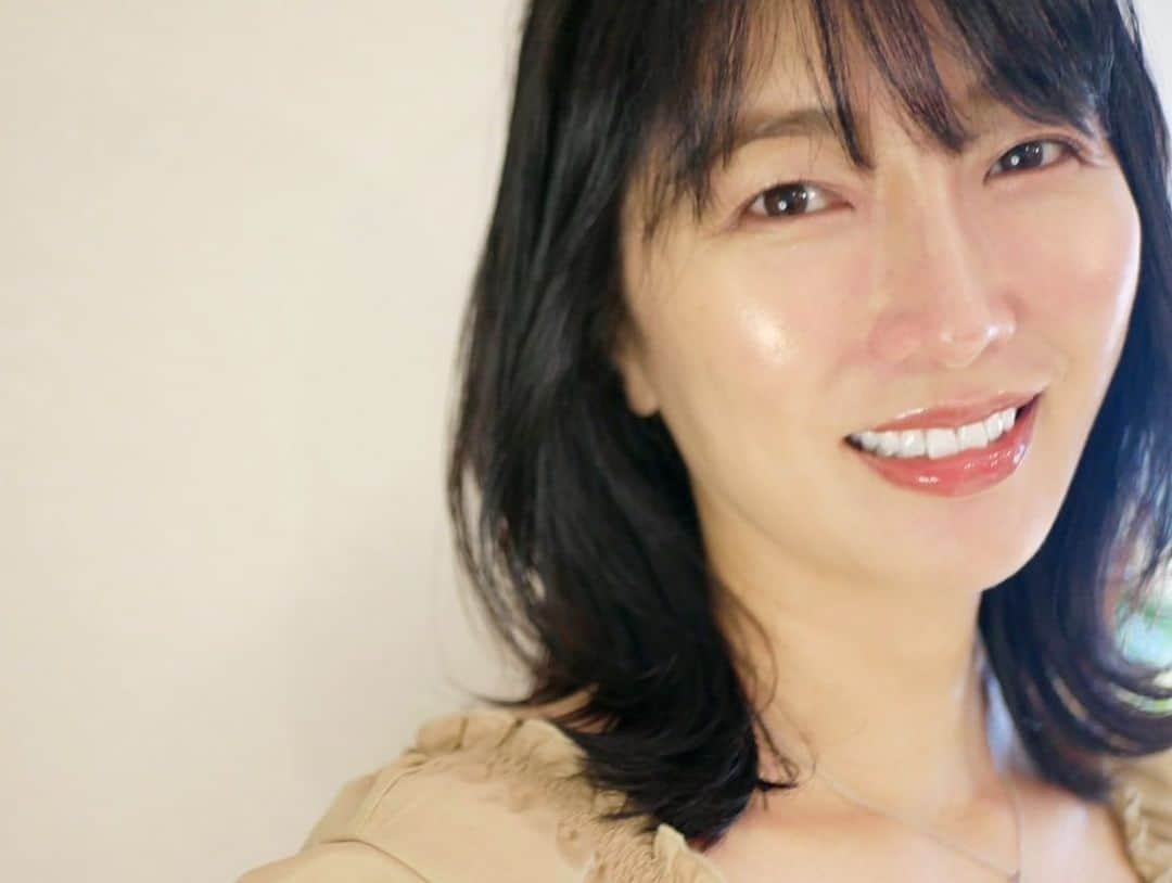 経沢香保子さんのインスタグラム写真 - (経沢香保子Instagram)「【年を重ねても美しい女性の３つの条件】  私が出産後、出会った、ある年上のアラフォーの女性にびっくりしたことがある。  何よりその方の若々しさ！  その方もお子さんがいるんだけど、綺麗というか、可愛いというか 女の子らしいオーラが凄くて  どうやったらいつまでも女性らしく 美しくいられるんですか？  と質問したところ  そんなの簡単なんだよ いつまでも美人でいるのはたった３つを守るだけ  ①髪のツヤ ②肌のツヤ ③だらしなくない体型  と言われました。  確かに！おっしゃる通り！と衝撃を受け、 それなりに気をつけていますが  一番てっとりばやいのは美容室にいくことだなと思います。  やはりプロの手にかかると その場できれいになれて、 気分まで上がって嬉しいですよね。  その日ぐーーんと可愛くしてもらえて 美容モチベが上がりますが、  さらに、私にとって 長い付き合いの 美容師の夏海さんに会えると @hairmake__kaunaloa  トーク炸裂して、 心までウキウキしてしまうのです。  しかも、いつも女子アナさんのヘアメイクをされているので 最新のメイクとか美容情報とか詳しくて勉強にもなる。  恵比寿にある個室的美容室なので、 他のお客様にも滅多に会わない上に リーズナブルというのも とても嬉しいです。  取材を受ける時のヘアメイク プロフィール写真のヘアメイク  出張などもやってくださるので 全部お任せしています。  先日はポイントメイクも教えてもらって 実物より可愛く写真も撮ってもらえて とても嬉しかったです  やっぱり女性にとって美容って テンションあがるなぁと 嬉しくなった日でした。  夏海さんいつもありがとうございます。　夏海さんのインスタには女子アナの皆さんのヘアメイクだけでなく 話題のあのお方まで登場していて、さすがすぎてびっくりしました😆😆 @hairmake__kaunaloa   #美容室 #大人ヘア #大人ヘアスタイル #女子アナ #女子アナメイク #女子アナヘア #恵比寿 #カリスマ美容師 #成田悠輔 #アラフォーママ #アラフォーヘア #アラフォーメイク #アラフォー女子 #アラフィフ #アラフィフ女子 #アラフィフ美容 #アラフィフママ #アラフィフファッション #女性起業家 #経営者 #イメチェン」7月17日 12時20分 - kahokotsunezawa