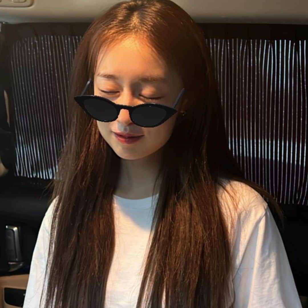 ジヨン のインスタグラム：「겁도 없이 사랑니 4개 한 번에 뽑으려 했던 나 용기 칭찬해.. 2개 뽑고 볼 주머니 득템 볼 무거워🐿🐿」