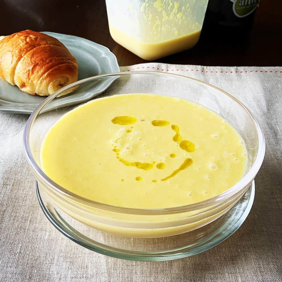 志摩有子さんのインスタグラム写真 - (志摩有子Instagram)「昨日作ったとうもろこしの冷製スープをたっぷりと。冷蔵庫にないと寂しくなるのでせっせと作る。とうもろこしの季節万歳🙌  #とうもろこしレシピ  #とうもろこしの冷製スープ」7月17日 12時59分 - ariko418