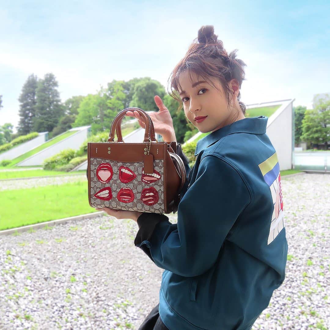 松本若菜のインスタグラム：「おかわ🫶  【Coach x Tom Wesselmann】なんて夢のコラボだよ…！  斜めがけ好き女な私は速攻で斜めがけ用のベルトをつけましたとさ。  トップスは秋冬用のメンズだけどダボっと着れて最高です🫦 これまたワークジャケットなのがいいのよね💋💋💋 . . .  . . .  #CoachJapan #CoachNY #CoachxTomWesselmann #コーチトムウェッセルマン」