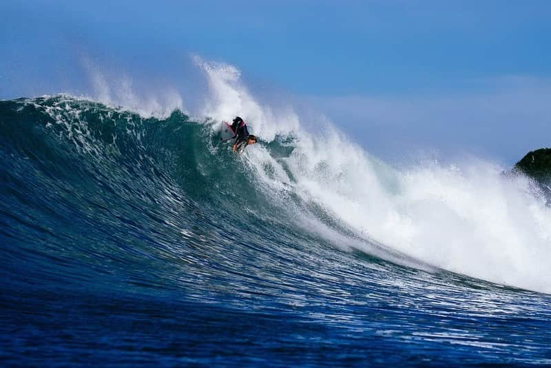 ティア・ブランコのインスタグラム：「J bay is something special 🪄  the past few days have been some of the best waves & surfing I’ve ever seen in person! It was unbelievable to watch the world’s best, at the world’s best wave 🤯 what a show! every wildcard I received this year I got to share the lineup with my favorite surfer since day 1 / the best woman surfer in the world @rissmoore10 … & I soaked it all up! I would have love to put together a better heat for myself, but I feel so, so grateful to have had the opportunity & experience 💖 I’m taking home some of my coolest surf memories to date🥰 special to enjoy it all with my dad @simonblanco949 & @myerssurfmentorship 🙏🏽thankful is an understatement!」