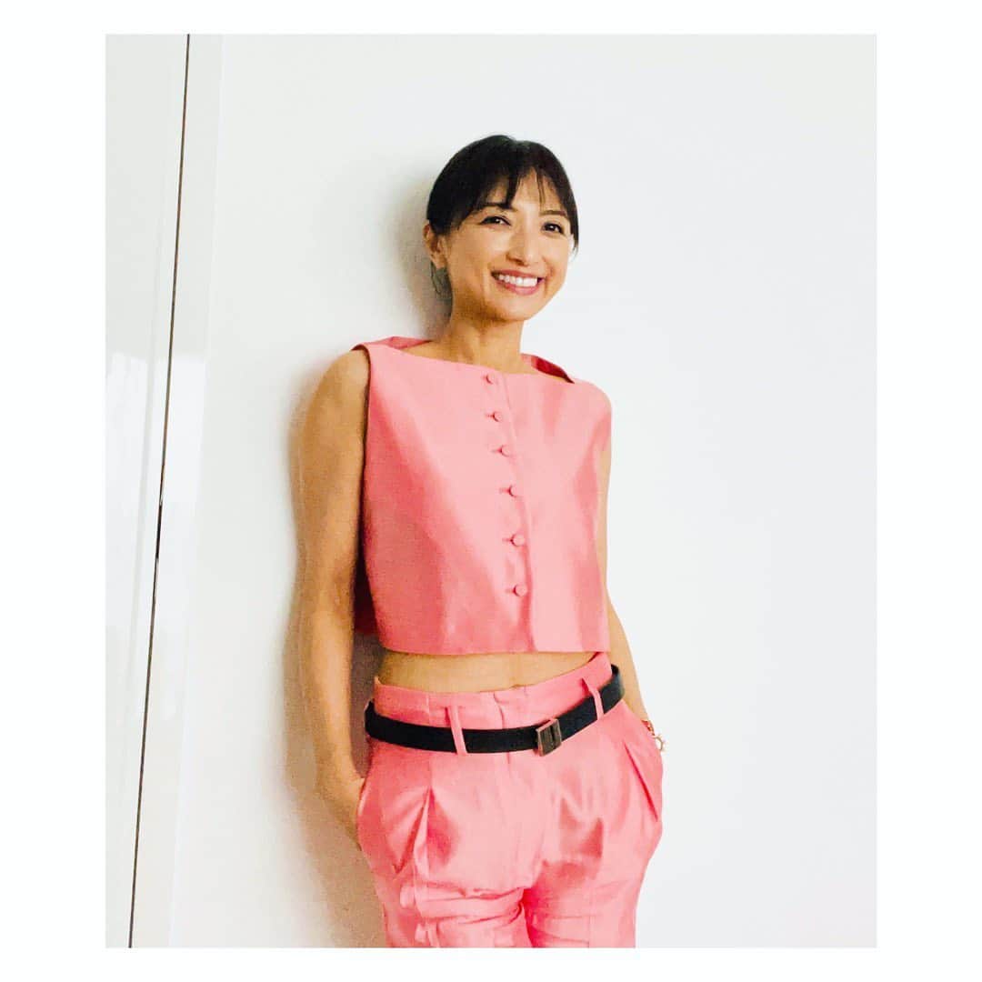 のインスタグラム：「衣装ではなく私服です。  友達に「買う時、どんなテンションやったん？」と 言われましたが、 確かにこれを買う勇気 どこから湧いたのか、、、 今日、2度目の着用。 お腹引っ込めてる時間が長く 辛すぎて、もう着れないかも😭  着たい服と着れる服は違う #私服#一目惚れだった  #でも毎日着てたらウエスト痩せるかも #2枚目画質悪いしいらなかったですね。」