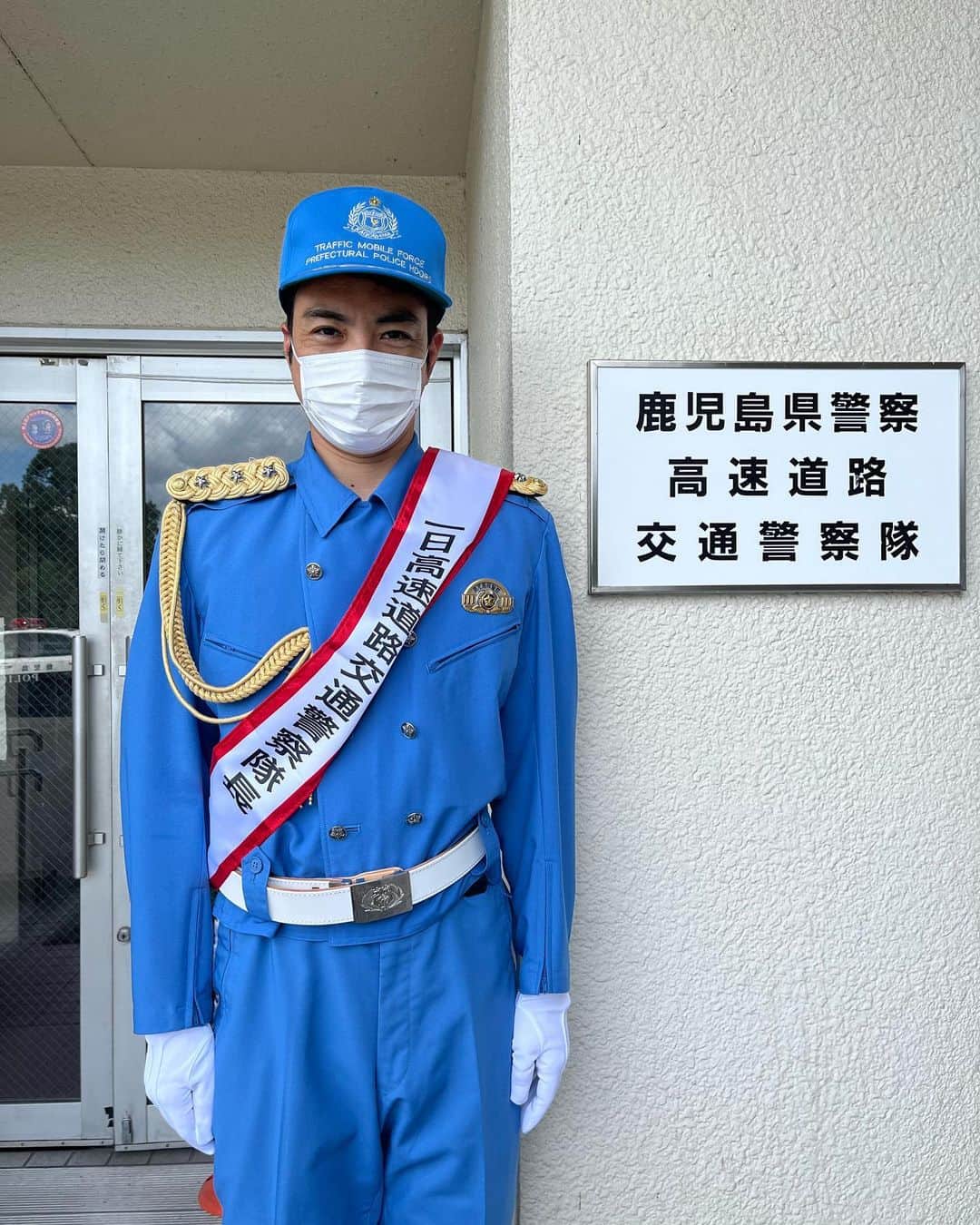 前原竜二のインスタグラム：「・ 先月 鹿児島県警から 高速道路ベルト着用推進アドバイザーに 委嘱されました。  その活動の一環として 一日高速道路交通警察隊長に任命され 妨害運転車両取締り隊出発式に参加し、 桜島サービスエリアで シートベルト着用を 呼びかけるチラシを配りました。 ・ 運転席、助手席は ほとんどの人がベルト着用を していると思いますが 後部座席は まだまだ着用率が低いのが現状です。 ・ ・ 鹿児島県の高速道路での 後部座席のシートベルト着用率は ５６．４％と 全国平均と比べて １９．３ポイント低く 全国ワースト４位です。 ・ 「これぐらいいいや」と思わず ベルトを着用してください。 ・ 私たちの命を守るために必要です。  ・ ルールをしっかり守って 運転するときは 心と時間にゆとりを持つことを 心がけましょう。 ・ １人１人の意識が大事です。 ・ どうかよろしくお願いします。 #ktstv #1日高速道路交通警察隊長 #鹿児島県警」